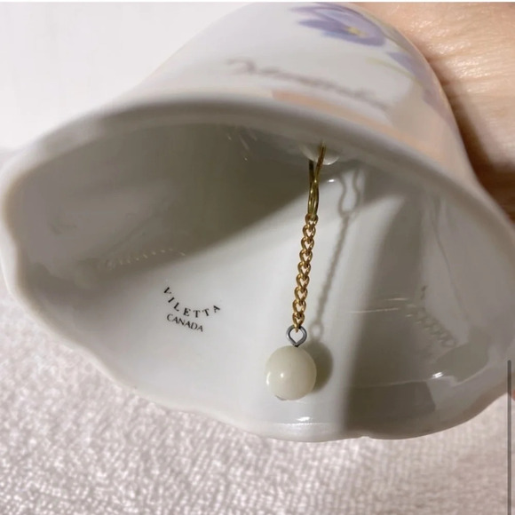 Vintage White Purple Flower With Gold Trim Winnipeg  Ceramic Souvenir Bell - Picture 7 of 10